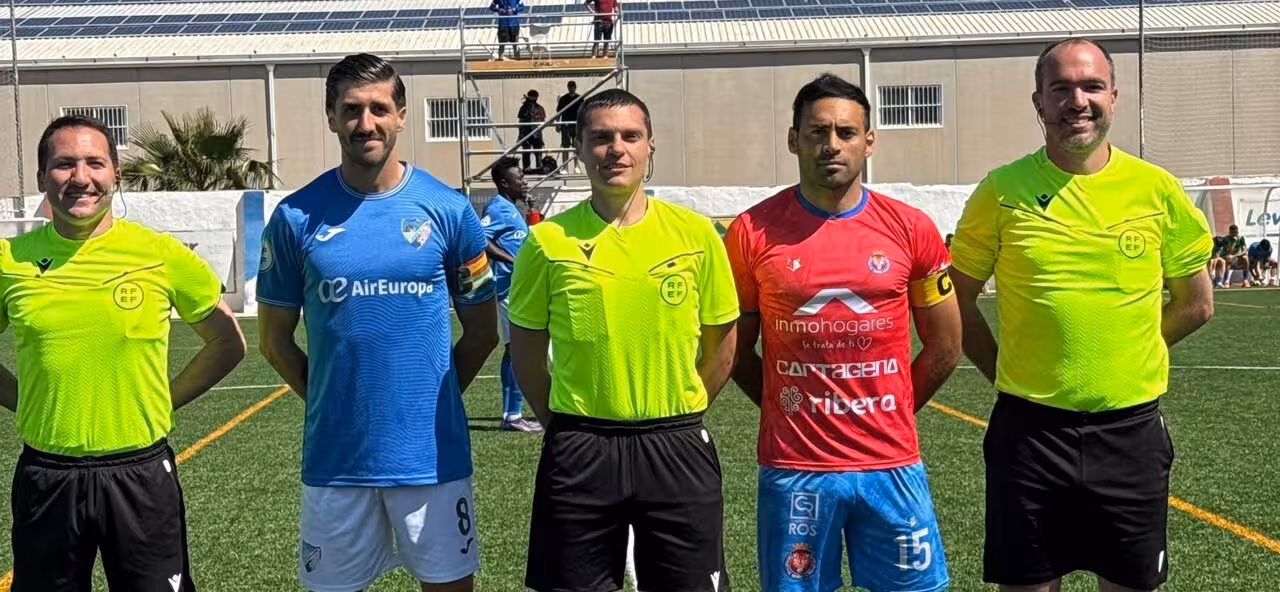 Los dos capitanes posan junto al trío arbitral/CDA