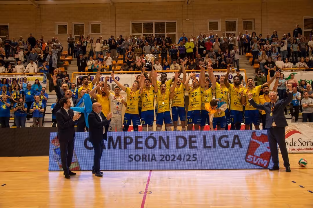 El capitán Jorge Almansa levanta el título de liga/CVPC