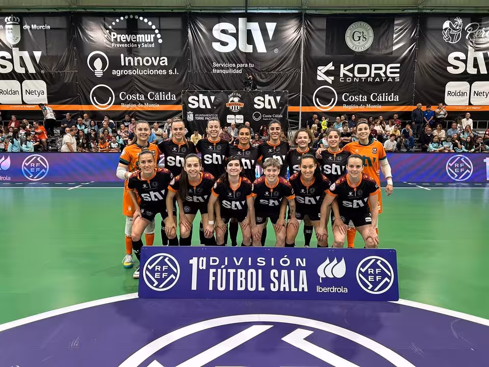 Las jugadores de STV Roldán posan para los compañeros de la prensa gráfica antes de comenzar el encuentro/STVR