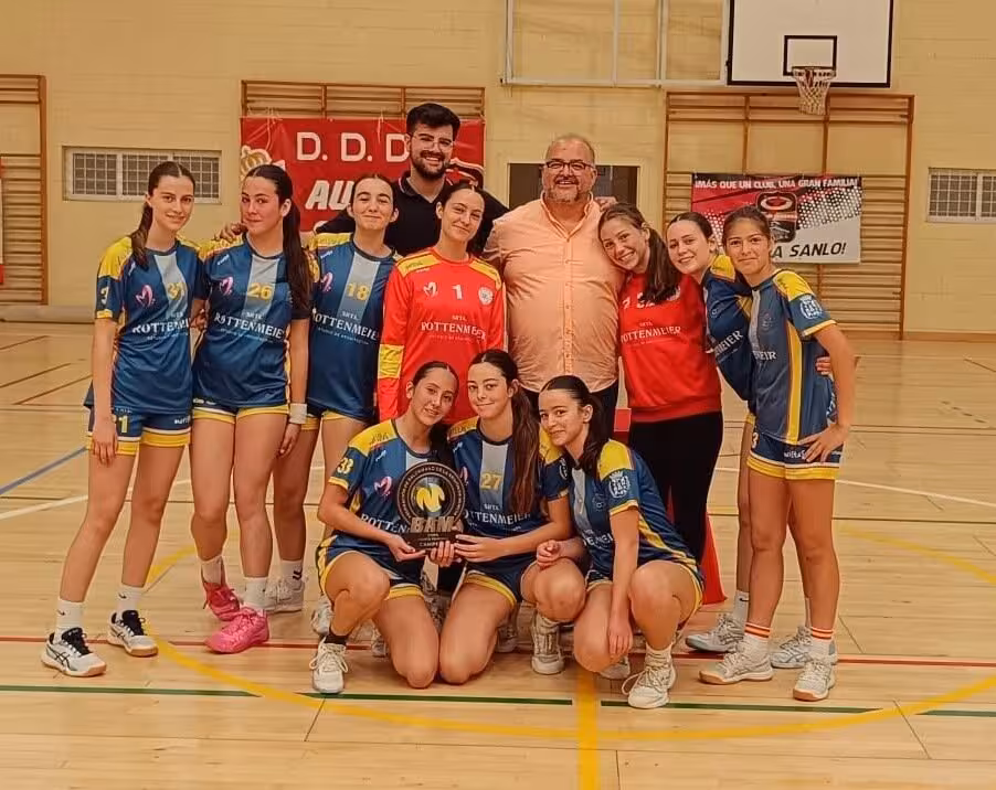 Las jugadores del CBM Maristas Cartagena posan con su título/Foto: FBMRMU