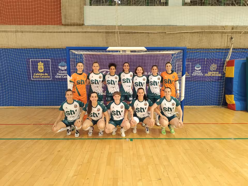 Las jugadores del STV Roldán sobre el parquet instantes antes de empezar el duelo/Foto: STV Roldán