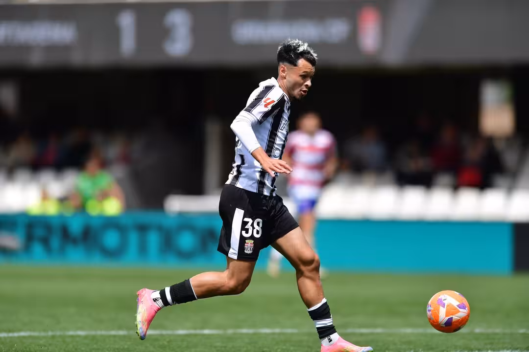 Rafa Núñez controla un balón en un choque reciente del FC Cartagena en casa/FCC