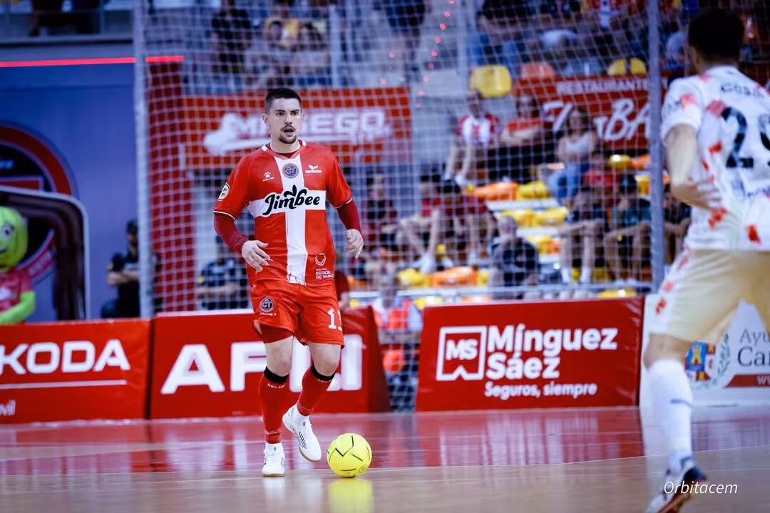 Waltinho controla un balón en el primer partido de la eliminatoria/JCT