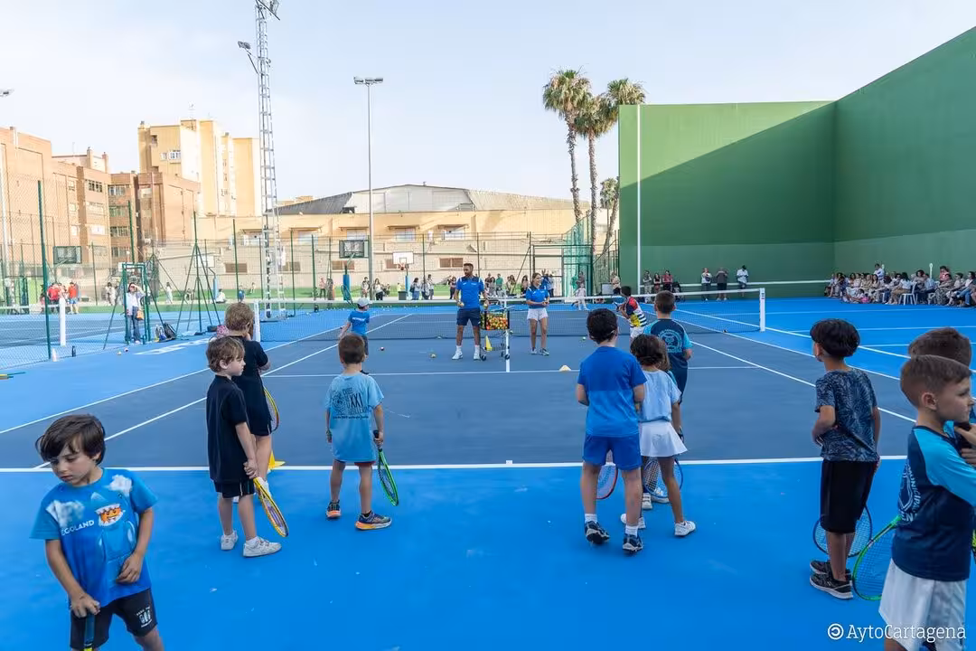 Visita a las nuevas pistas de tenis del Pabellón Central y clausura del curso de la Escuela municipal de tenis/CARTAGENA.ES