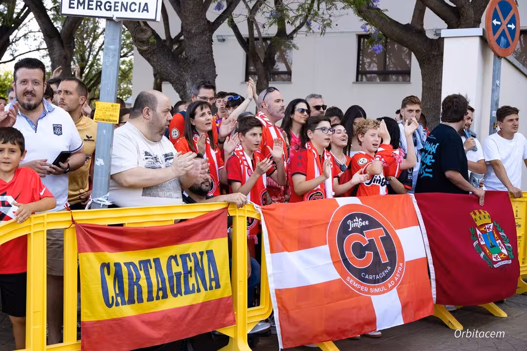 Recibimiento de los aficionados al equipo melonero en su llegada a Murcia antes del segundo choque/JCT