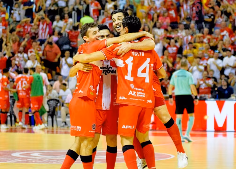 Los jugadores de Jimbee celebran uno de los tantos de la histórica noche/JCT