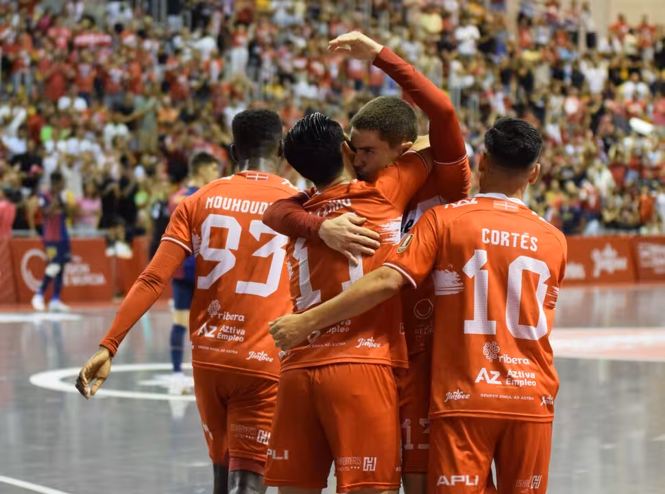 Los jugadores del equipo melonero celebran uno de los tantos que le dio la victoria ante el Barça en casa/JCT
