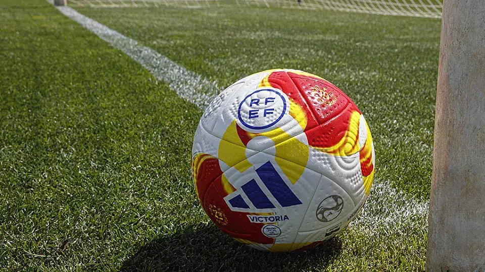 Este balón será el protagonista de la nueva andadura del equipo albinegro en Primera RFEF/Foto: RFEF