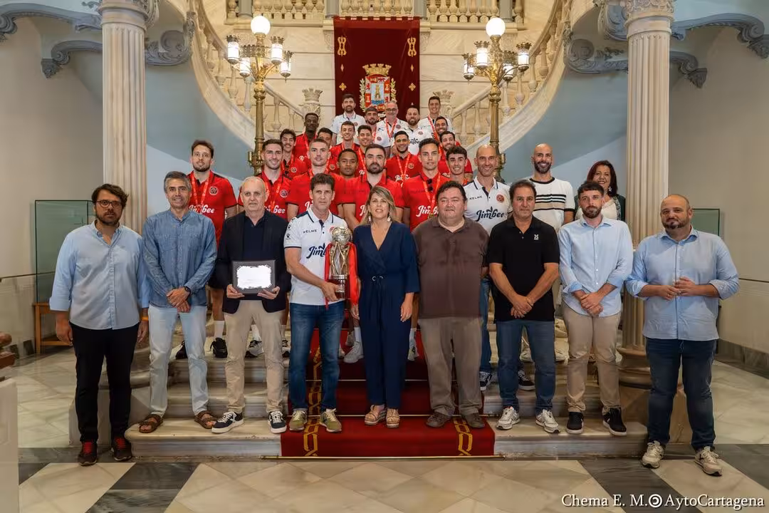 La familia de Jimbee Cartagena en el Palacio Consistorial en el homenaje de este viernes en el Ayto/CARTAGENA.ES