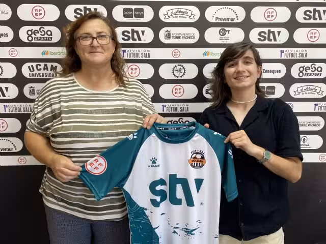 Marta Teixieira a la dcha de la imagen el día de su presentación en el equipo pachequero/STV Roldán