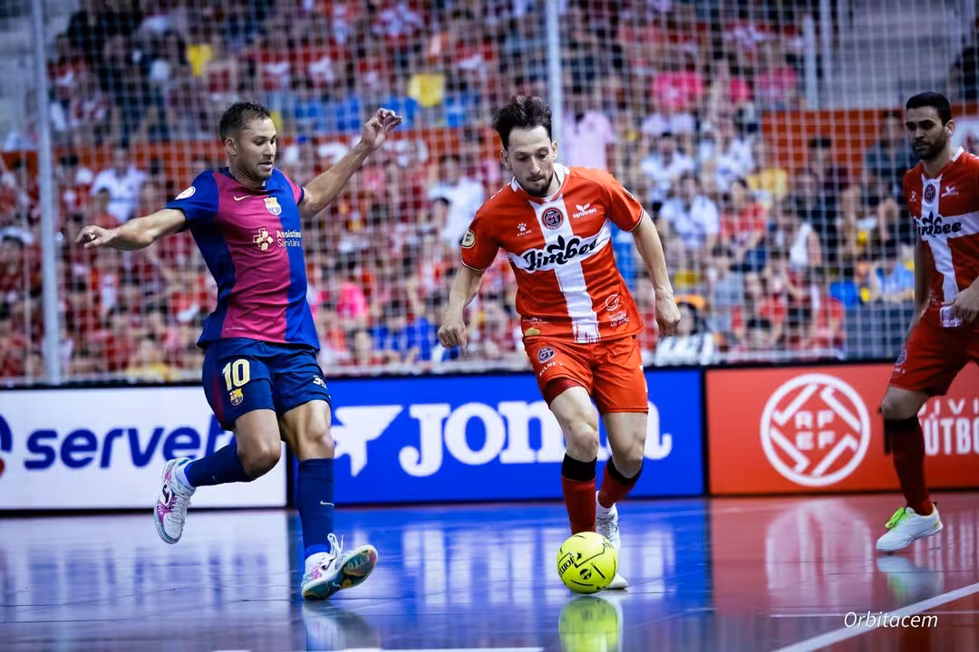 Linhares controla un esférico en un duelo de la final ante el FCB/ORBITACEM-JCT