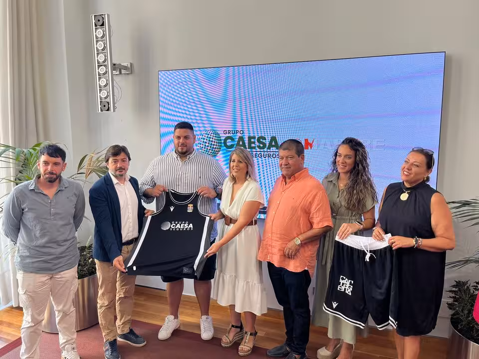 Integrantes del Ayto de Cartagena con Noelia Arroyo el concejal de Deportes al frente, junto a representantes de la empresa aseguradora este martes en la presentación del patrocinio/CARTAGENA.ES