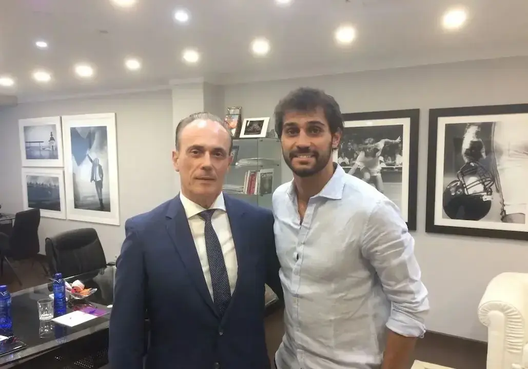 Pedro Arribas (izda) junto a su hijo/FOTO: RAYO MAJADAHONDA