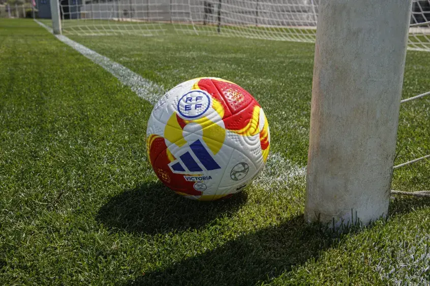 Balón con el que la Deportiva Minera disputará la próxima temporada una nueva andanza en Segunda RFEF/RFEF