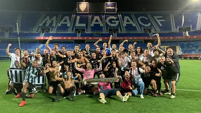 Imagen de familia de aquella histórica noche en La Rosaleda/FOTO: FCC