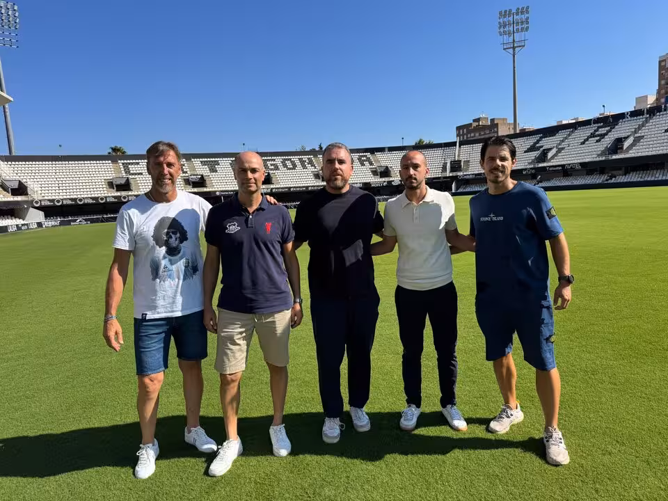 El nuevo cuerpo técnico del FCC pisa por primera vez el césped del municipal Cartagonova/FOTO: FCC