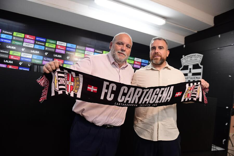 Sánchez Breis (idzda) junto a Javi Rey (dcha) en la presentación de éste como nuevo entrenador albinegro este lunes/FCC