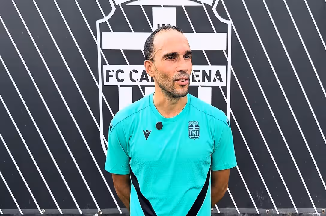 Nacho Martínez atiende a los medios tras el primer entrenamiento de la pretemporada/FCC