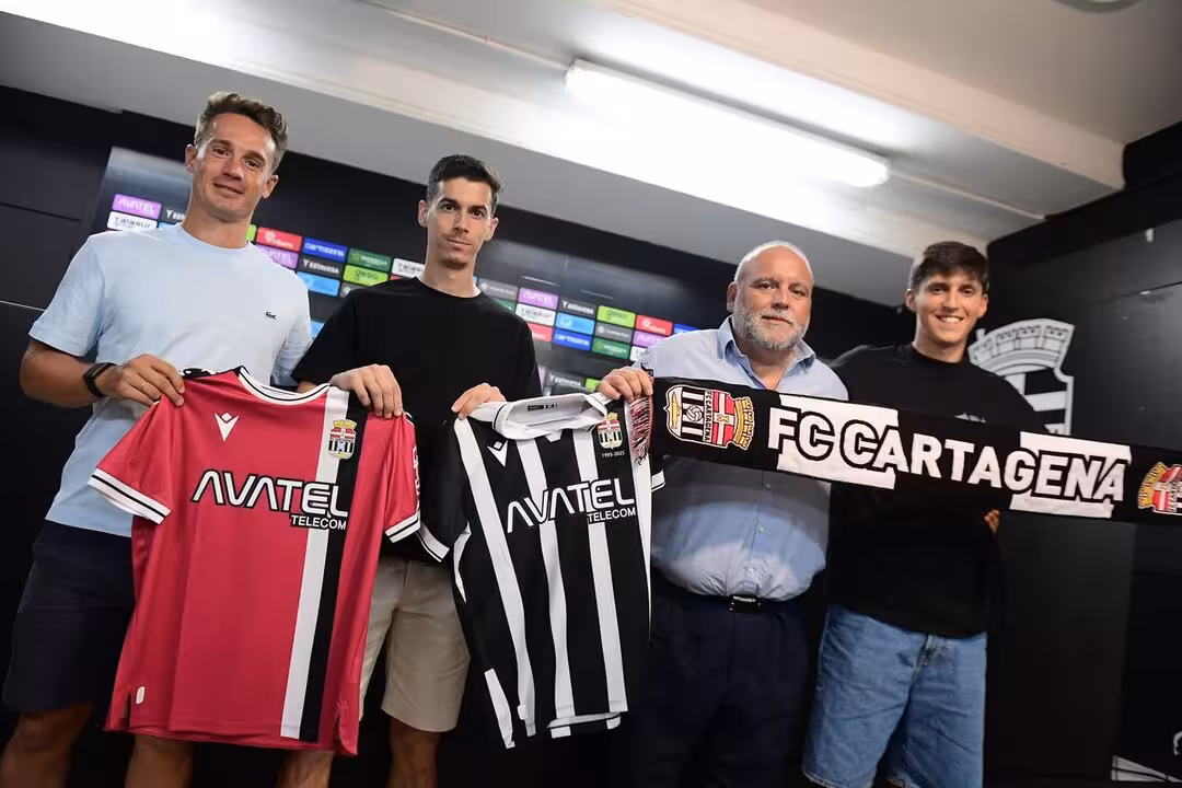Los tres jugadores, junto a Breis, posan para los medios gráficos/Foto: FCC