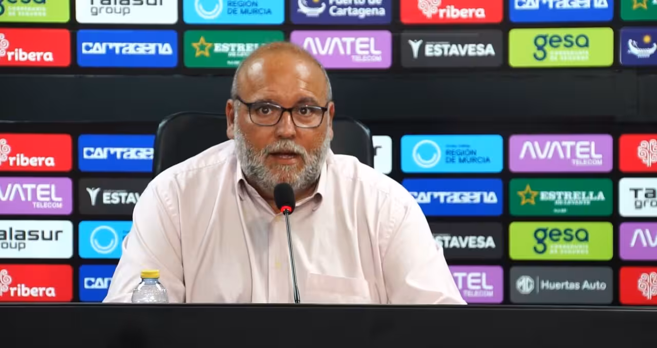 Breis toma la palabra en una nueva mañana de presentaciones oficiales en el seno del club albinegro/ Foto: FCC