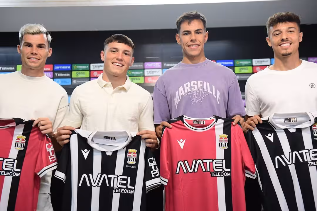 Los cuatro jugadores posan con las nuevas camisetas cartageneristas antes de empezar la rueda de prensa/Foto: FC CARTAGENA