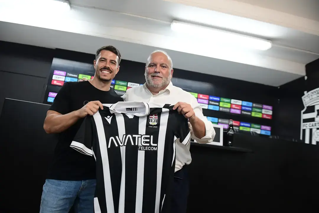 Chiki (izda) posa con su nueva camiseta junto a Manuel Sánchez Breis (dcha)/Foto: FC CARTAGENA