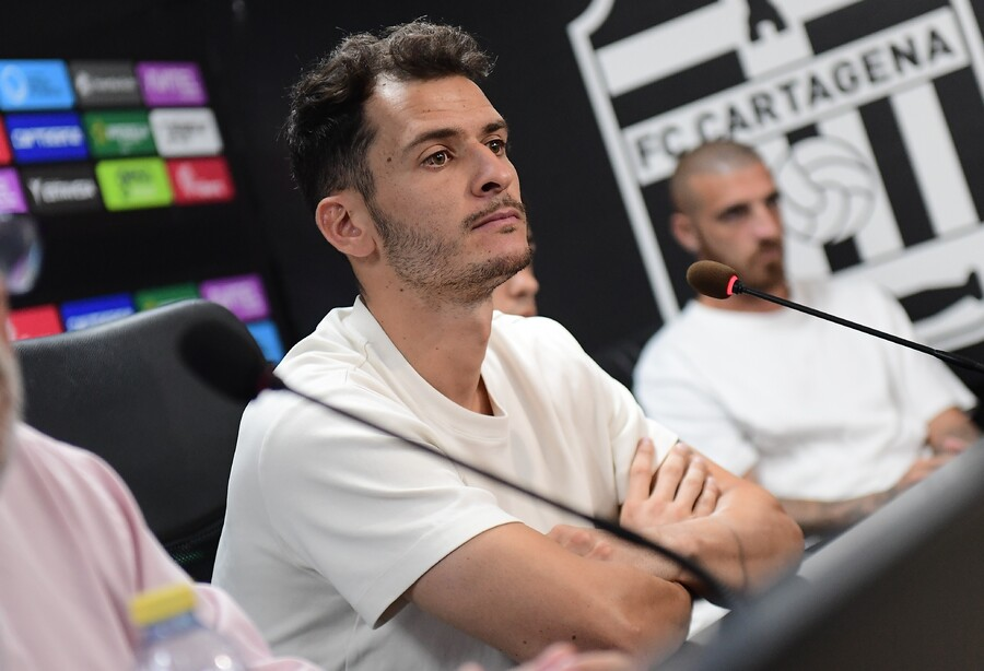 Chuca en su presentación oficial como jugador albinegro/Foto: FC CARTAGENA