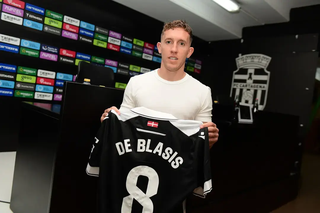 De Blasis posa con la camiseta que llevará esta temporada en el equipo albinegro/Foto: FCC