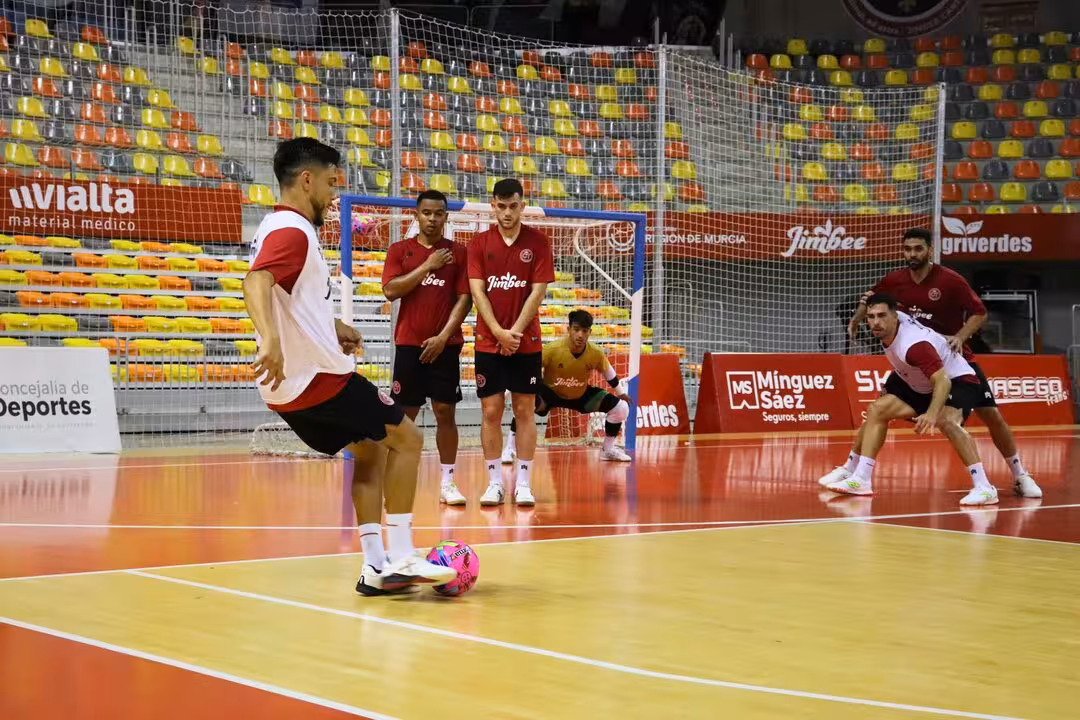 Los jugadores meloneros se entrenan sobre la pista esta semana en el Palacio de los Deportes/FOTO: JIMBEE CARTAGENA
