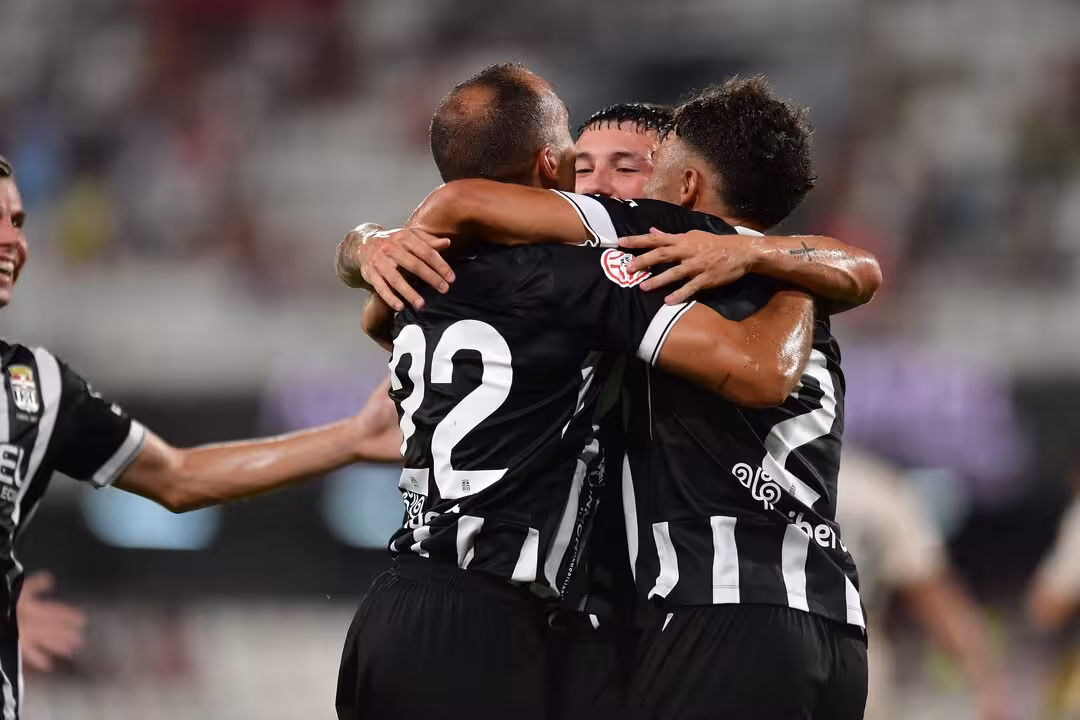 Los jugadores albinegros se abrazan en una noche festiva en el Cartagonova/Foto: FC CARTAGENA
