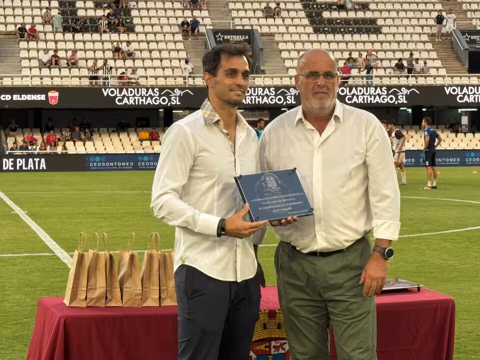 Alejandro Arribas (izda) junto a Eduardo Noguera (dcha) en la previa del Cartagena-Eldense/Foto: FC CARTAGENA