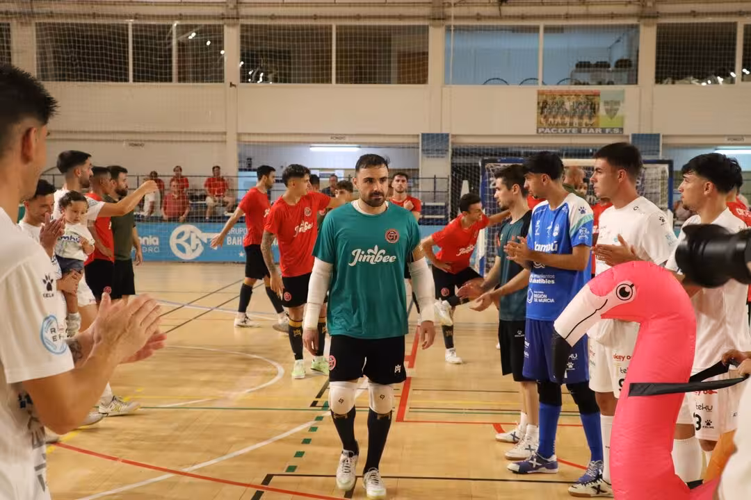 Los jugadores de Pinatar Zambú hacen el pasillo a los campeones de liga/Foto: JIMBEE CARTAGENA