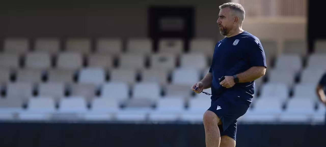 El entrenador albinegro Javi Rey dirigiendo el entrenamiento de este viernes en el Cartagonova/Foto: FC CARTAGENA