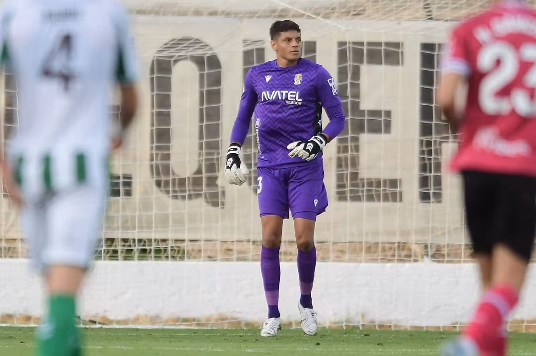 Lucho Garc&iacute;a, en una acci&oacute;n de la primera parte donde evit&oacute; el gol de los locales/Foto: FC CARTAGENA