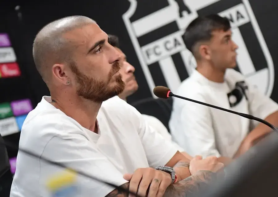 Fran Vélez, en su presentación oficial como albinegro/Foto: FCC