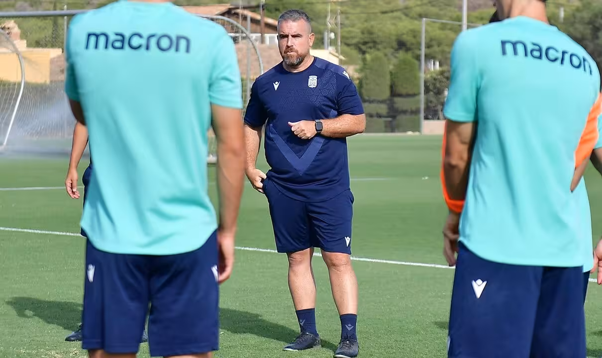 Javi Rey, en el centro de la imagen, en un entrenamiento de esta semana en la ciudad deportiva/Foto: FC CARTAGENA