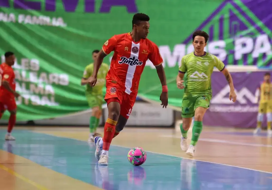 Renato controla un balón en el partido en Palma donde, minutos después, cayó gravemente lesionado/Foto: JIMBEE CARTAGENA
