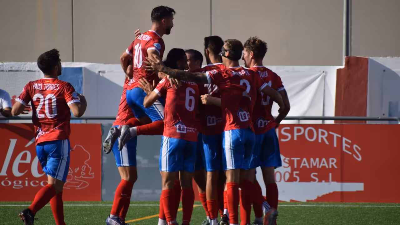 Los jugadores del cuadro minero celebran uno de los tantos de la goleada ante el Melilla/Foto: DEPORTIVA MINERA