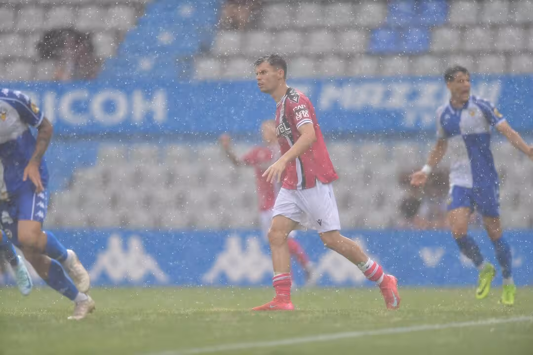 Un fotograma de la primera parte, donde se aprecia claramente la fuerza de la lluvia caída/Foto: FC CARTAGENA