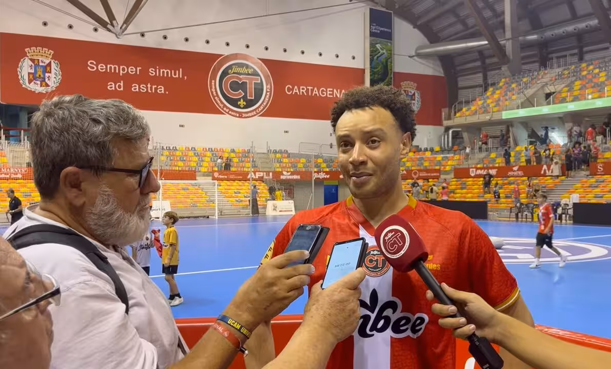 Juninho atiende a los medios tras la goleada melonera ante Peñíscola/Foto: JIMBEE CARTAGENA
