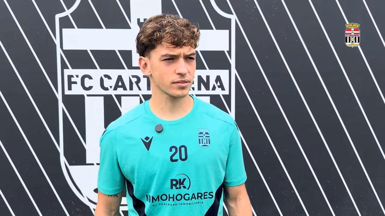 Diego Gómez atiende a los micrófonos del club albinegro tras el entreno de este miércoles/Foto: FC CARTAGENA