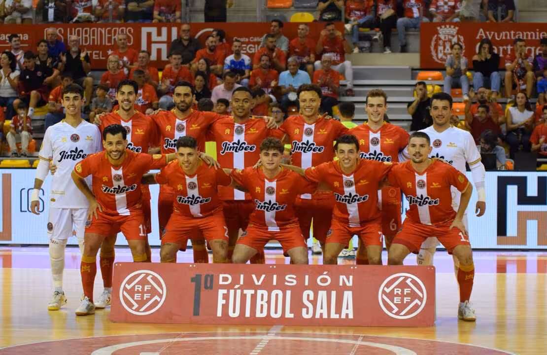 Los jugadores de Jimbee posan para los compañeros de la prensa gráfica antes del encuentro ante el Alzira/Foto: JCT
