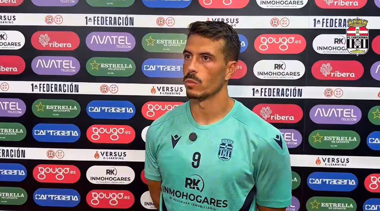 Chiki, autor de uno de los tres tantos anotados por el equipo albinegro, habla en zona mixta/Foto: FC CARTAGENA