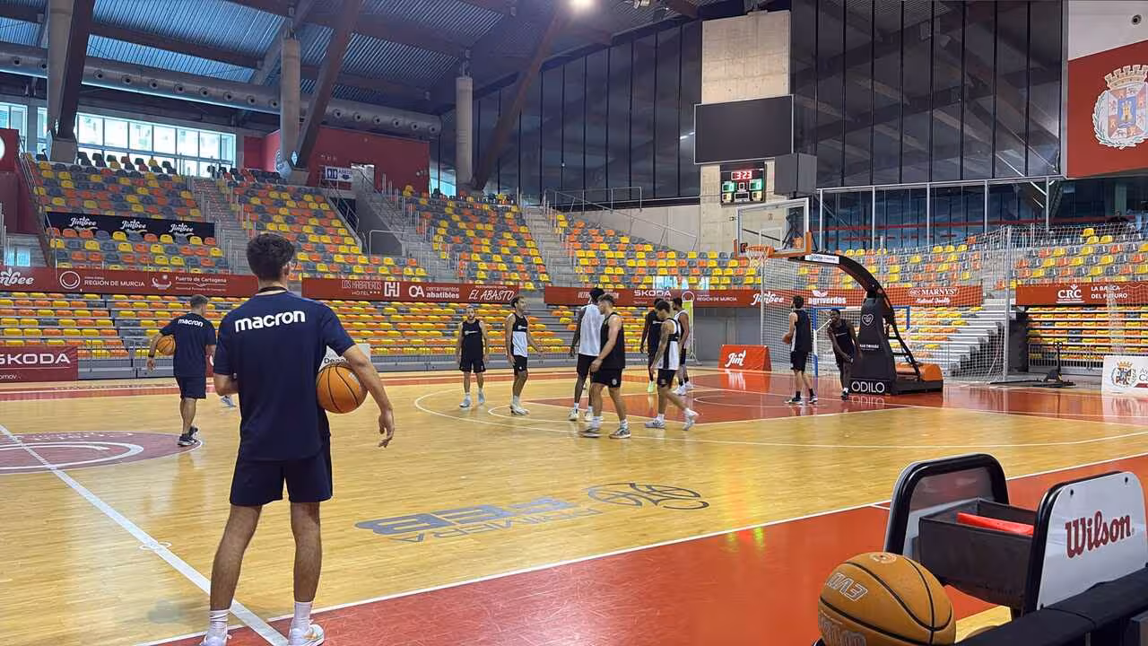 Imagen de un entrenamiento de esta semana del equipo cartagenero en el Palacio de los Deportes/FOTO: CB CARTAGENA