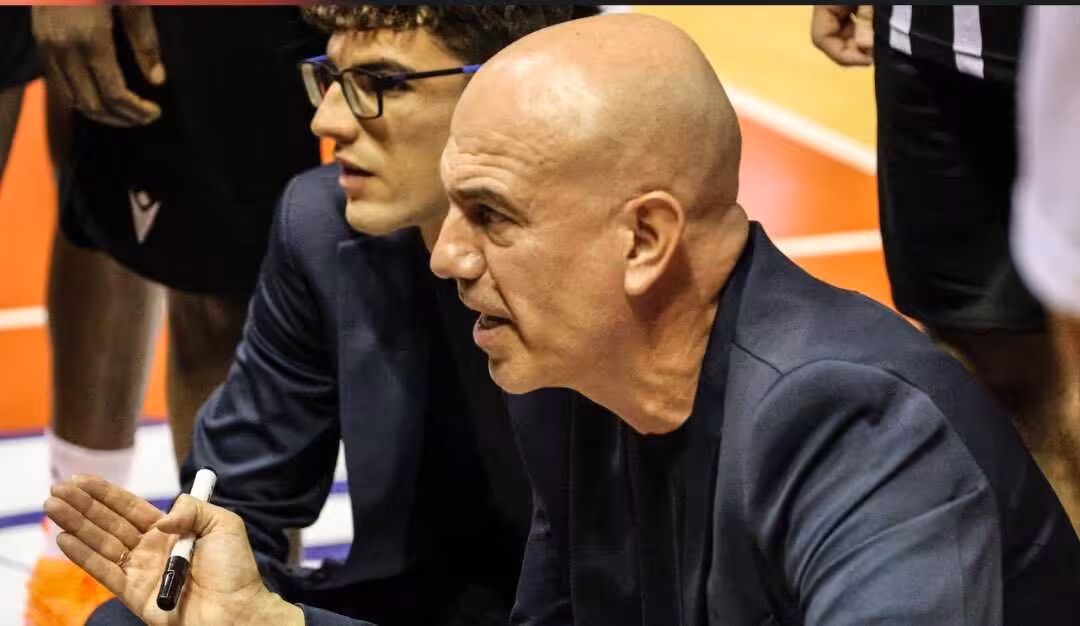 Félix Alonso durante un tiempo muerto en Menorca este sábado/Foto: CB CARTAGENA