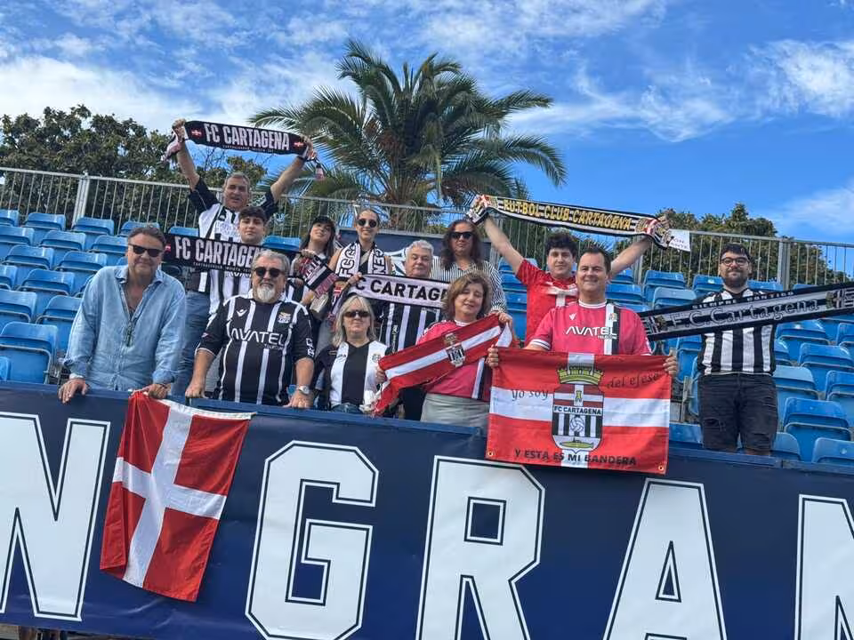 Aficionados albinegros en la última salida liguera a Marbella, hace quince días/Foto: FC CARTAGENA