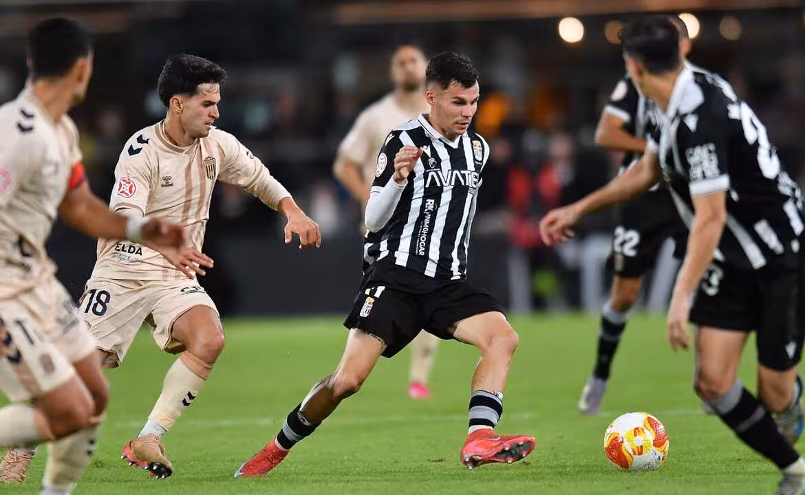 Luismi, que fue el jugador m&aacute;s destacado del ataque albinegro, controla un esf&eacute;rico