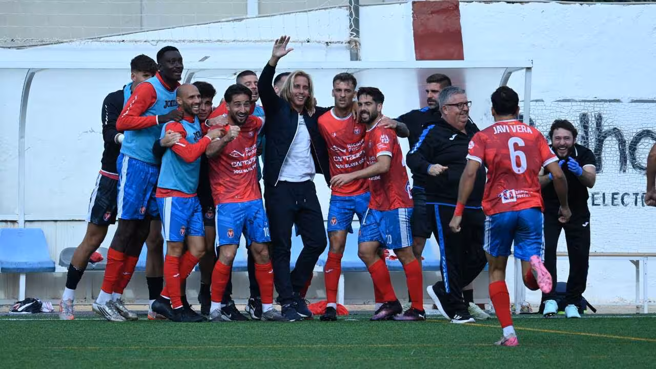 Abrazo de familia entre los integrantes de la plantilla para celebrar el triunfo en el Ángel Celdrán/Foto: DEPORTIVA MINERA