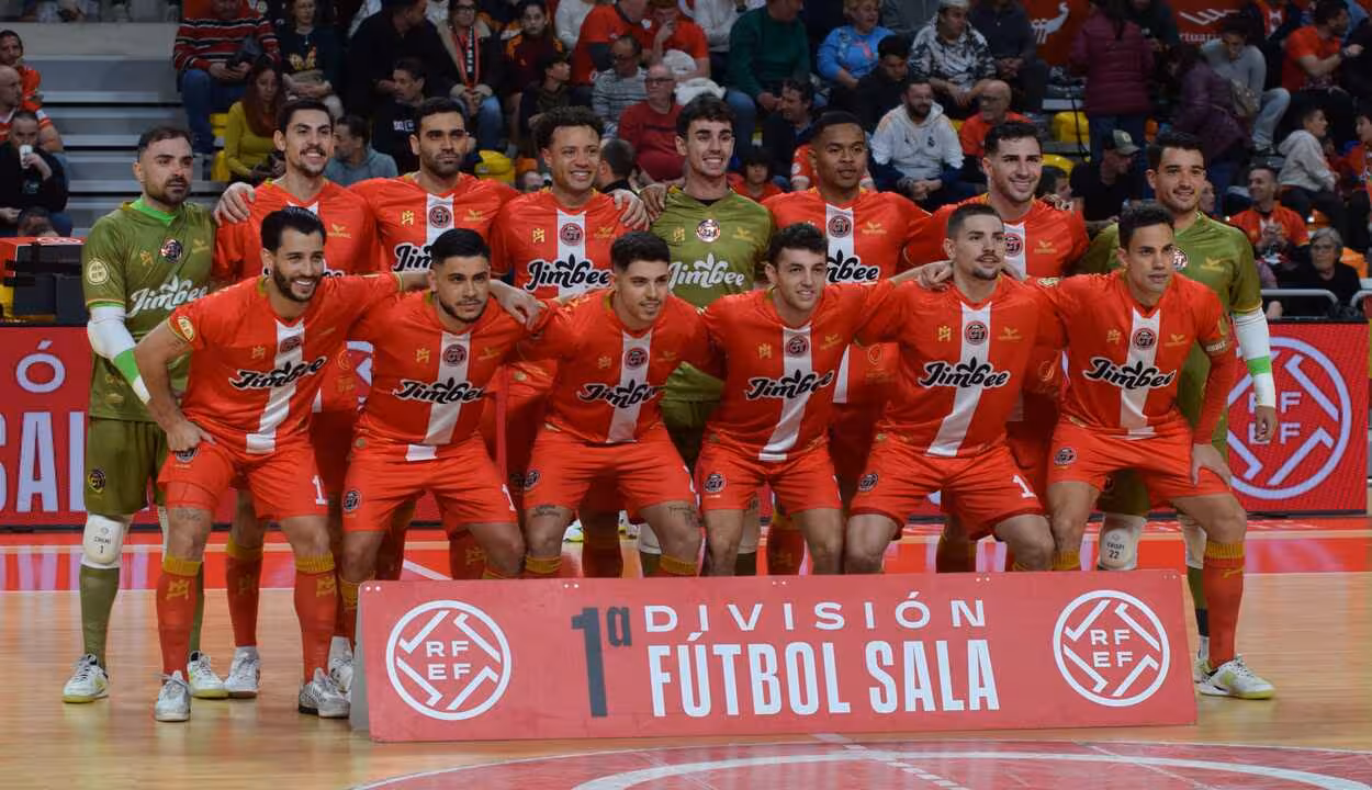 El plantel del conjunto melonero posa antes del partido europeo ante el Luxol/Foto: JIMBEE CARTAGENA