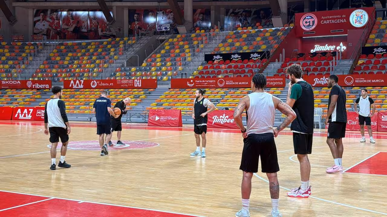 El equipo de F&eacute;lix Alonso necesita imperiosamente una victoria para no seguir su ca&iacute;da en picado/Foto: CB CARTAGENA